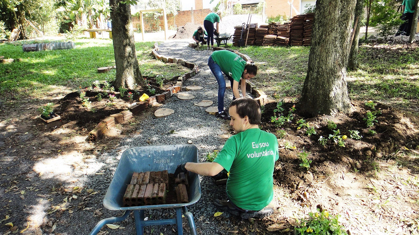 Volunteers from John Deere Brazil in Montenegro landscape a local school yard