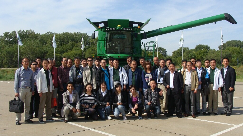 上海光明米业公司及其五个农场的代表在约翰迪尔收割机百年庆典现场