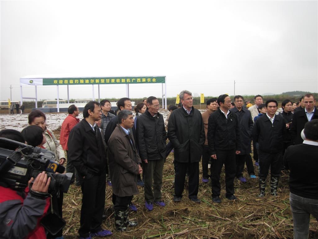 农业部副部长高鸿宾和广西自治区副主席陈张良参加约翰迪尔新式甘蔗收割机广西展示会。