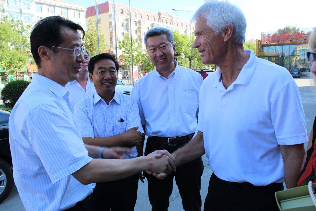 黑龙江省绥化市副市长刘恒新与金伯利农场总裁瑞克金伯利亲��交谈