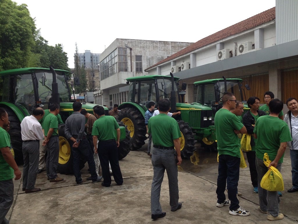 盐城地区合作社人员现场参观约翰迪尔拖拉机和收割机产品