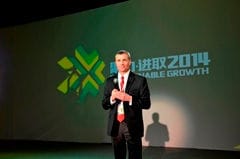 （图二）约翰迪尔中国市场部总经理杰夫﹒本奇 在2014约翰迪尔新产品发布会做开场讲话