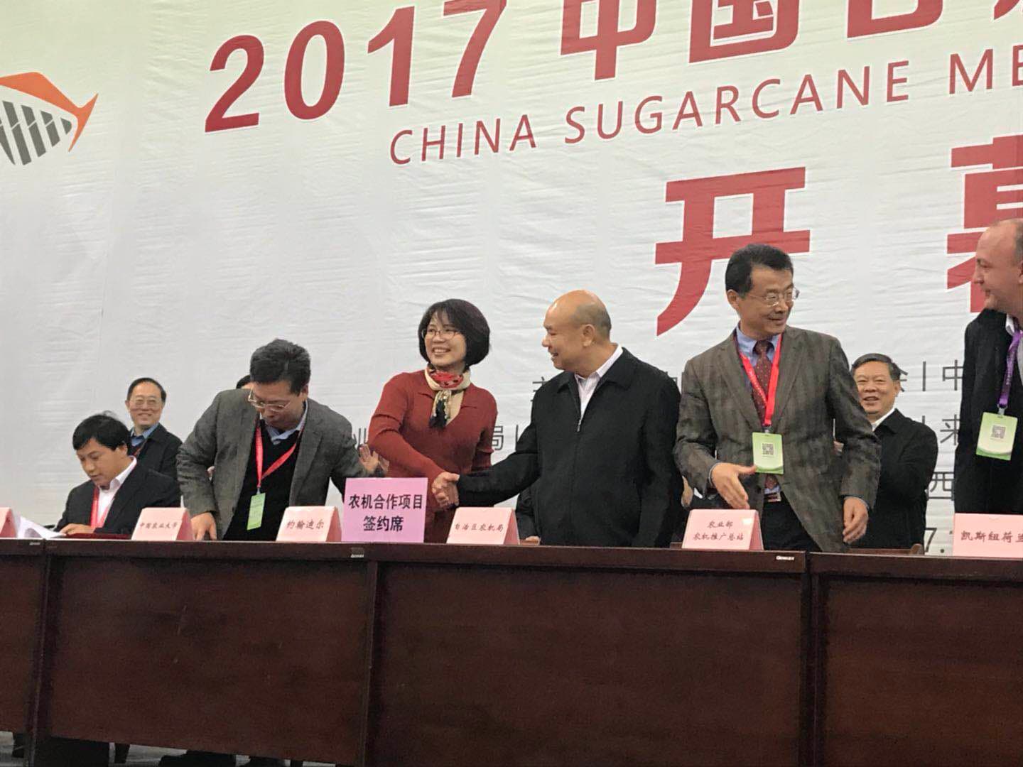 约翰迪尔中国销售市场部总经理李立凤与广西自治区农机局签订合作协议